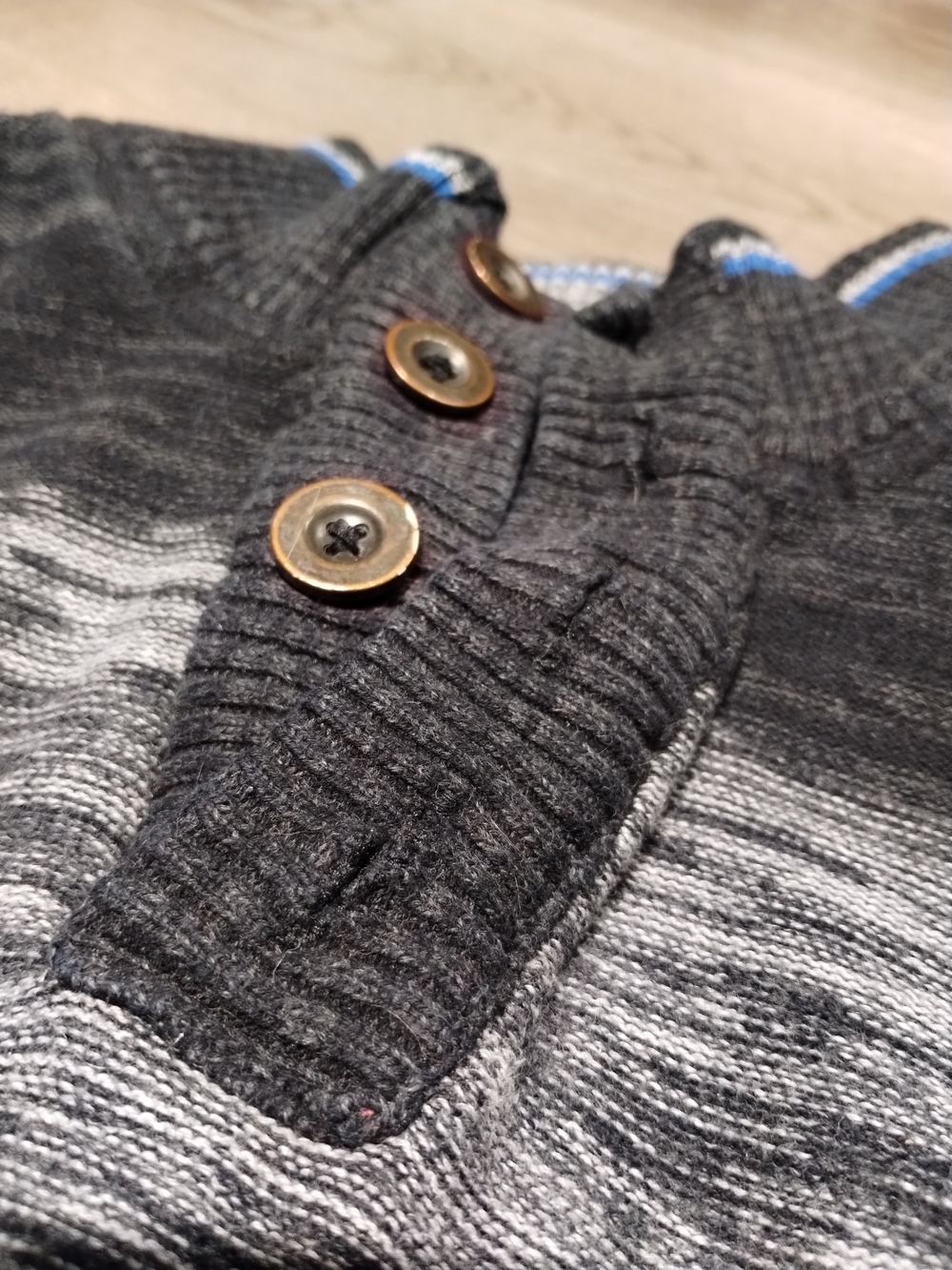 Men's Gradient Gray Zip-Button Knit Sweater - Picture 4 of 5